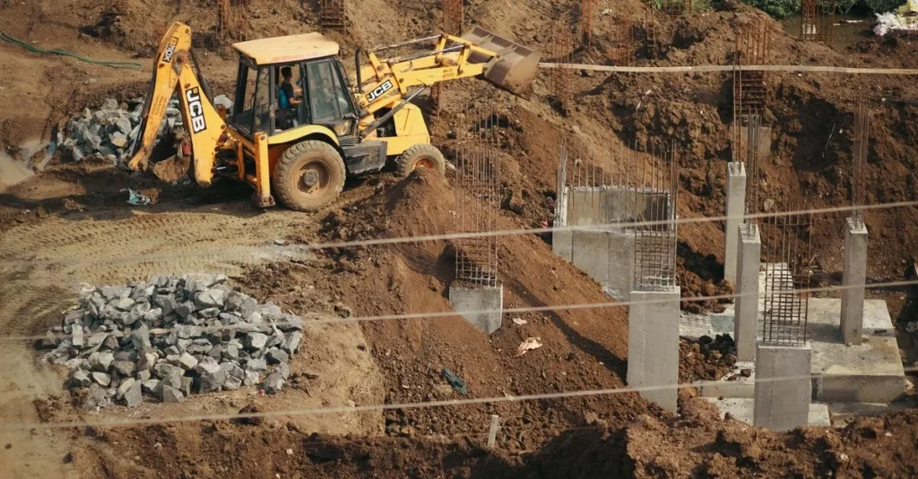 Koparka wykonująca wykop pod fundamenty domu jednorodzinnego