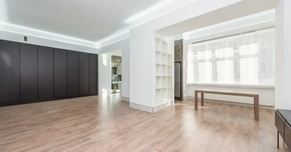 Ile kosztuje budowa domu 200m² pod klucz? Realny kosztorys dla większej rodziny 2 Przestronny salon wykończony pod klucz w dużym domu jednorodzinnym