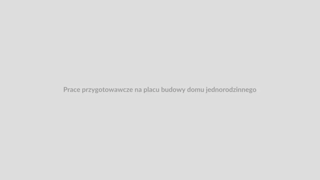 Operator żółtej koparki gąsienicowej zdejmujący warstwę humusu na zielonej działce budowlanej pod Bielskiem